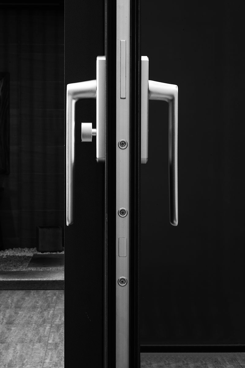 Easy-install aluminum lift and slide door frame design for fast site assembly