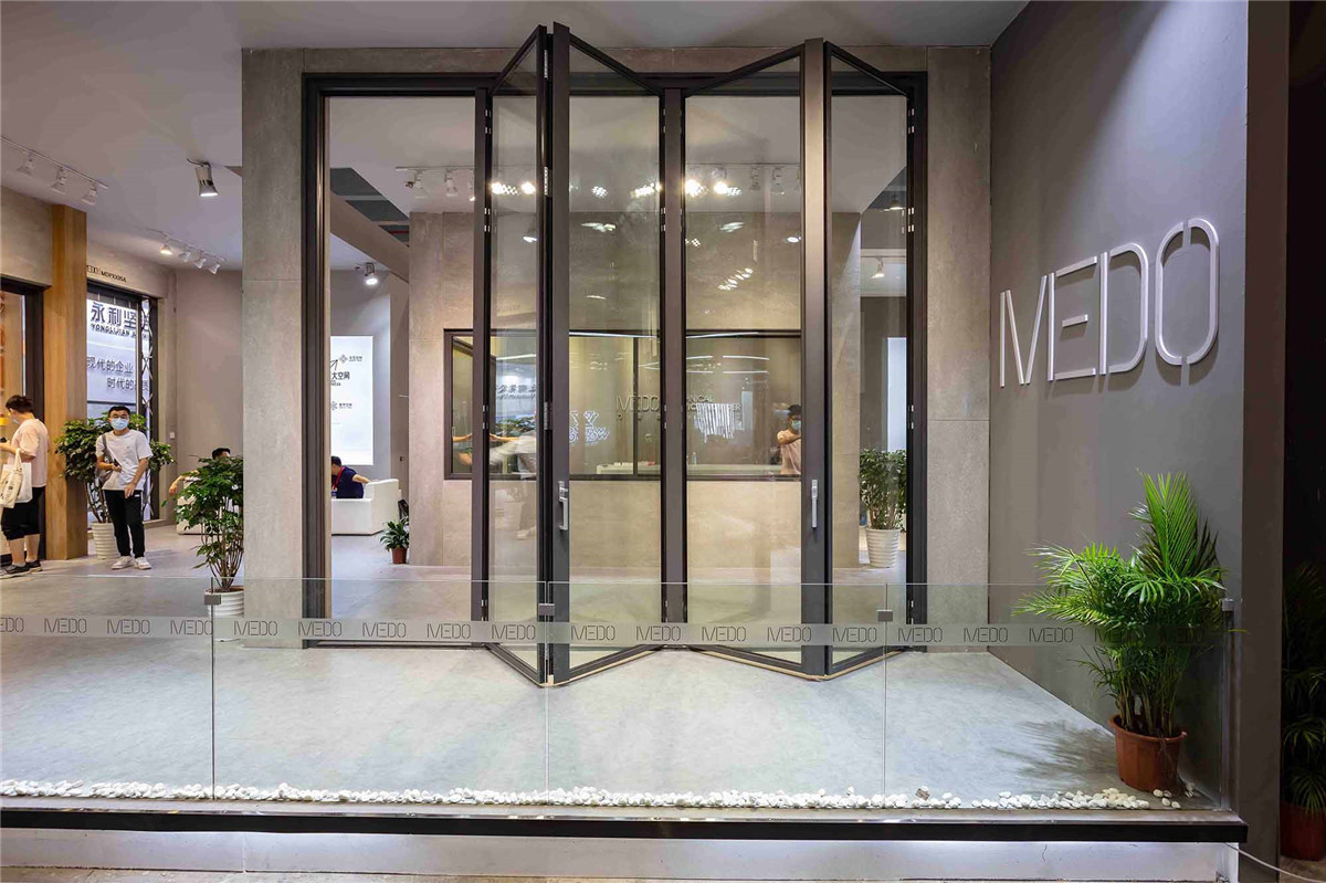 Bienvenido a un mundo de elegancia y funcionalidad Puertas plegables estilizadas de MEDO (1)